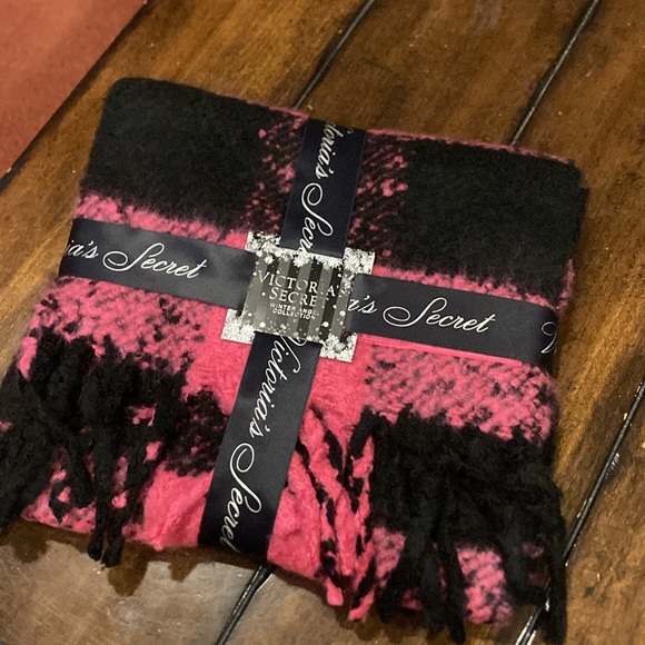 NWT Victoria’s Secret Fuchsia Buffalo Check Scarf - Winter Angel Collection - Picture 3 of 13